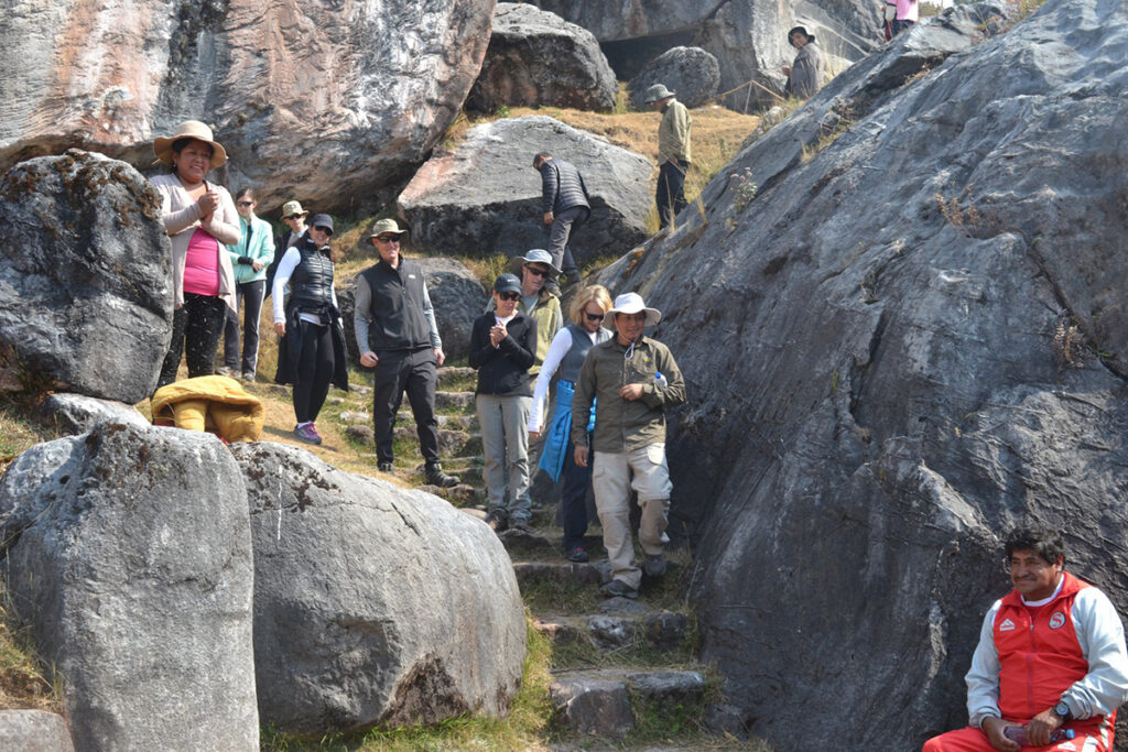 Grupo de viajeros recorriendo los andenes y formaciones rocosas del complejo arqueológico de Killarumiyoq, en las pampas de Anta, Cusco
