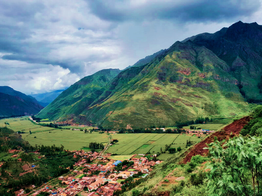 Vista panorámica del Mirador de Taray con el valle de Pisac y el río Vilcanota bajo un cielo parcialmente nublado en el Valle Sagrado del Cusco