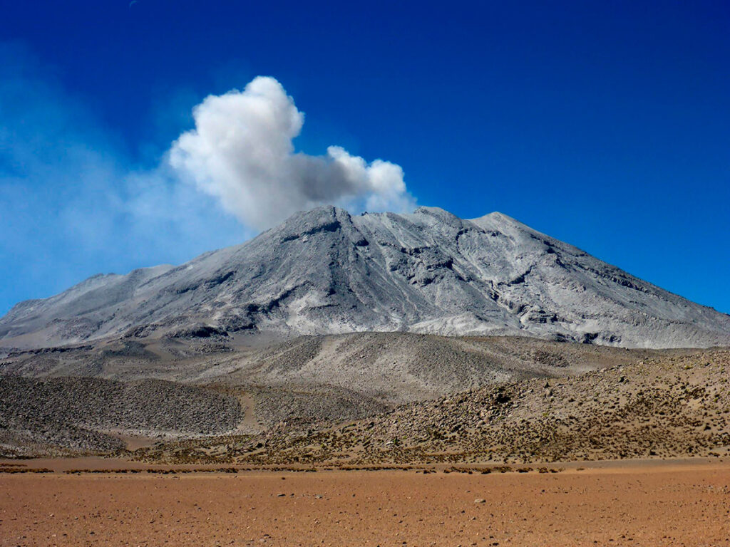 Volcán Ubinas en Moquegua con fumarola visible bajo el cielo azul de la Reserva Nacional de Salinas y Aguada Blanca