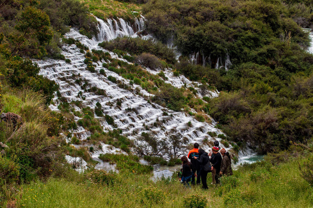 Cascadas del Bosque del Amor en Vilca con viajeros observando el paisaje dentro de la Reserva Paisajística Nor Yauyos Cochas