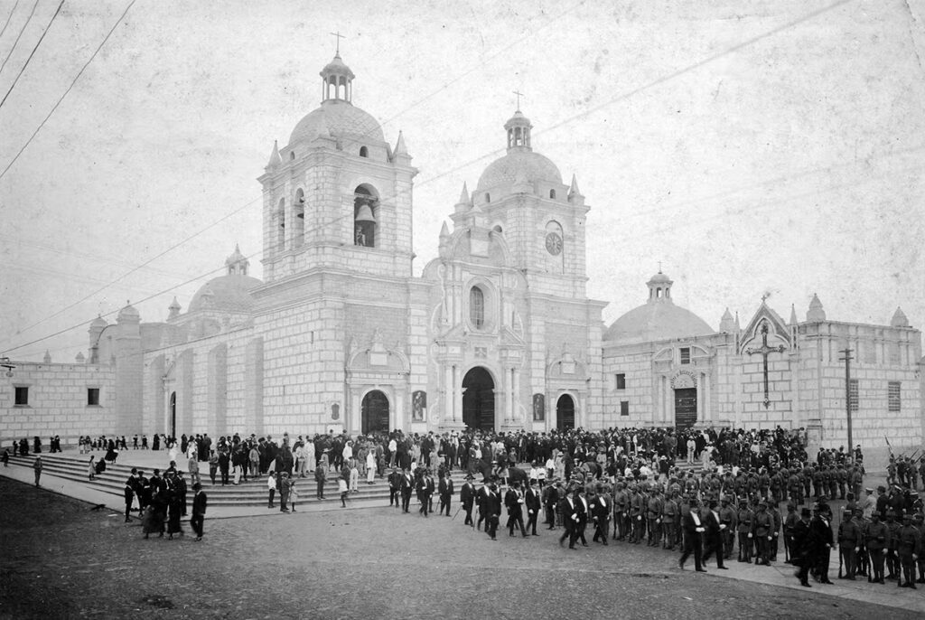 Vista histórica de la Catedral de Trujillo con una multitud reunida en su explanada principal