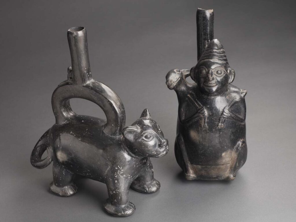 Botellas escultóricas chimú con acabado negro pulido y figuras modeladas, ejemplos del estilo monocromo y del trabajo en serie de la costa norte