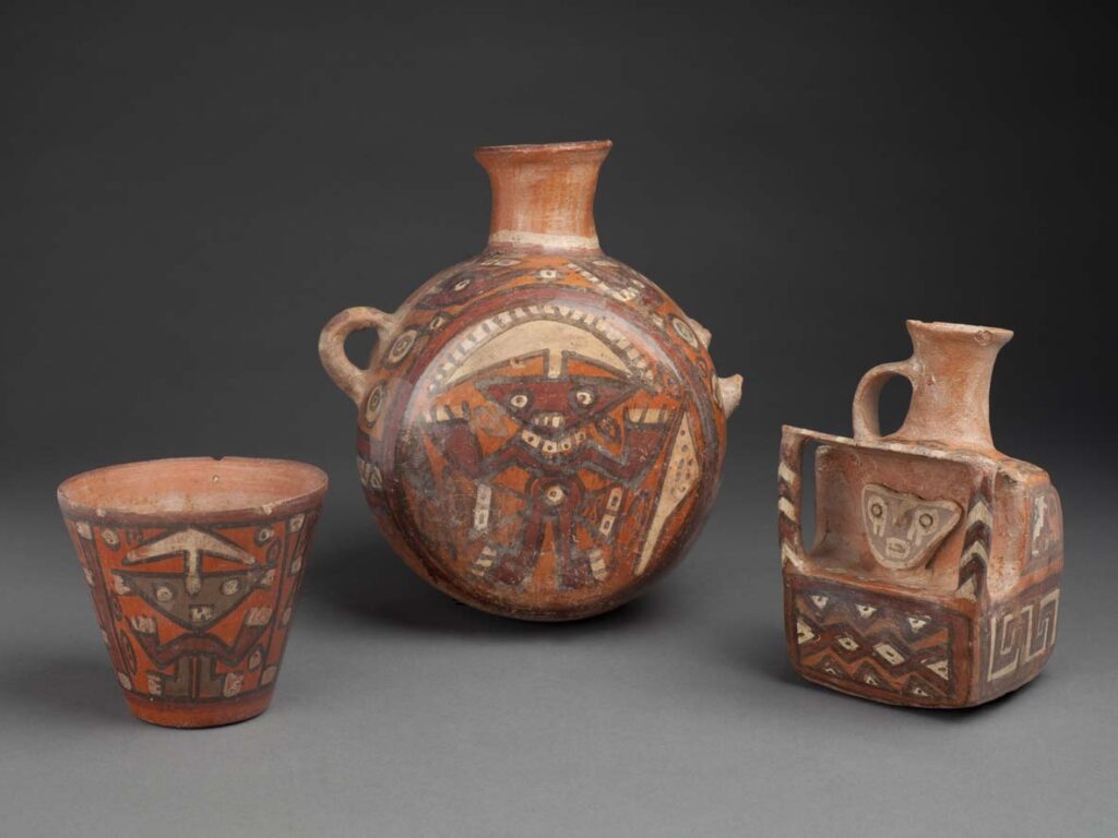 Conjunto cerámico wari con decoración policroma e iconografía geométrica, representativo del estilo andino del Horizonte Medio