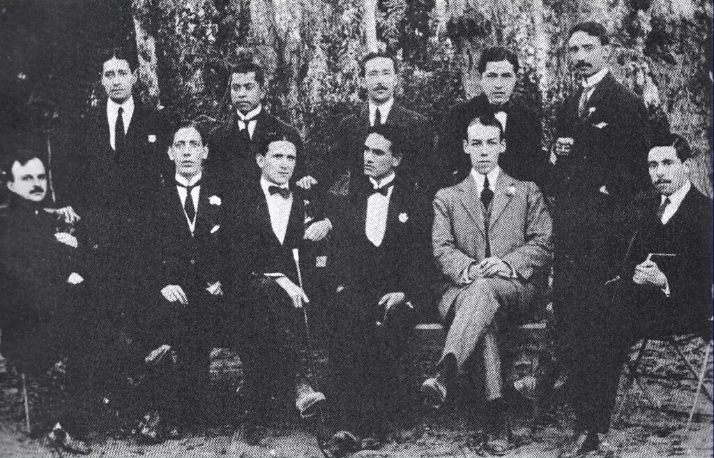 Integrantes del Grupo Norte posando en una fotografía histórica, con César Vallejo sentado como cuarto desde la izquierda