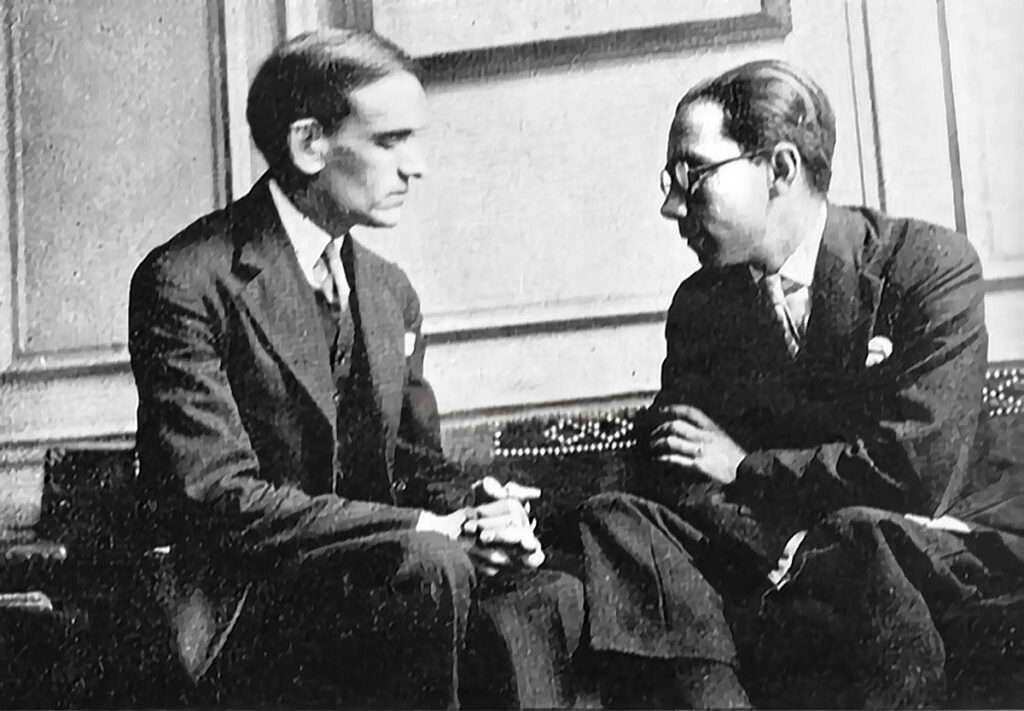 César Vallejo conversando con Abraham Valdelomar en un espacio interior durante su etapa en Lima