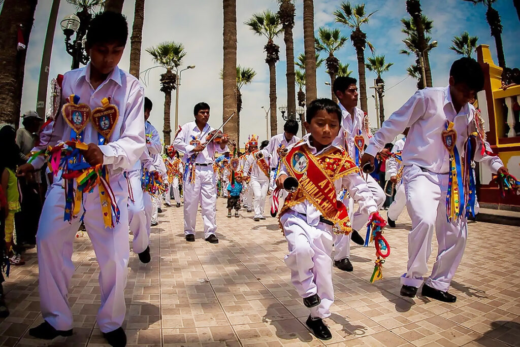Niños y jóvenes participan en una danza tradicional afroperuana en El Carmen, Chincha, durante una celebración con zapateo y música en vivo