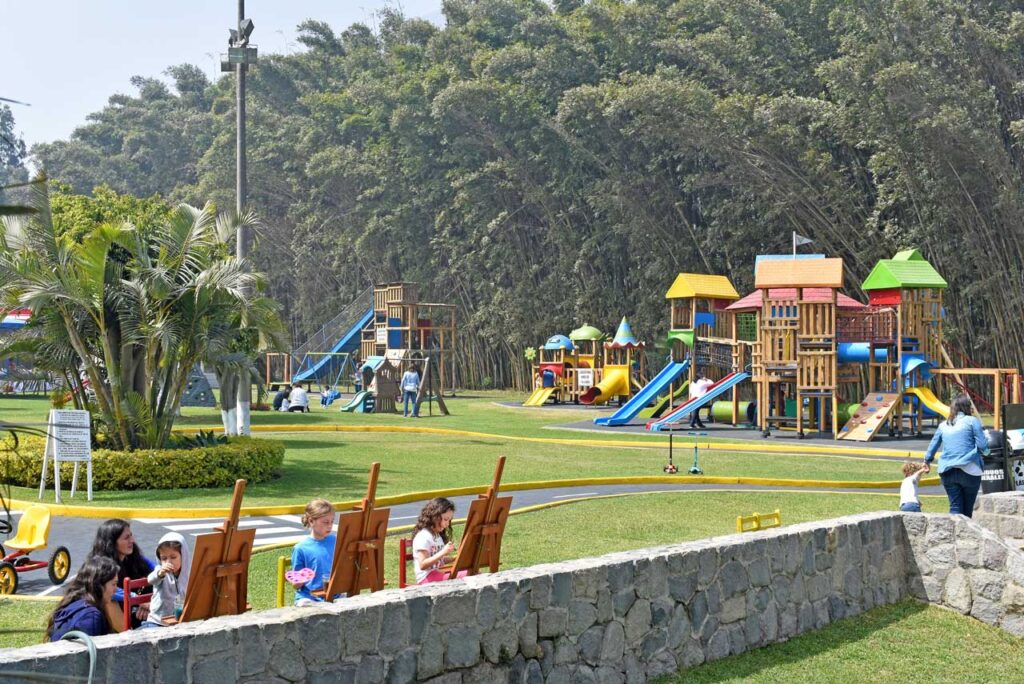 Area de juegos infantiles en Chosica con familias disfrutando un día al aire libre