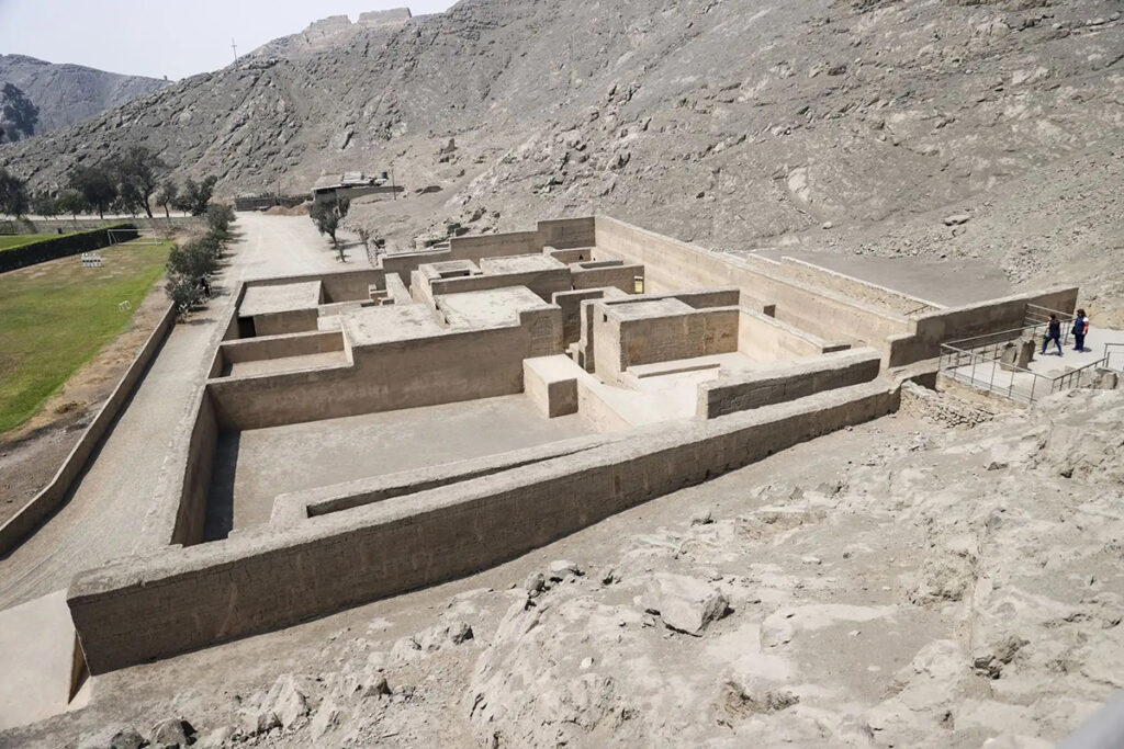 Vista panorámica del complejo arqueológico de Puruchuco, con sus patios, recintos y muros de adobe integrados a la ladera del cerro