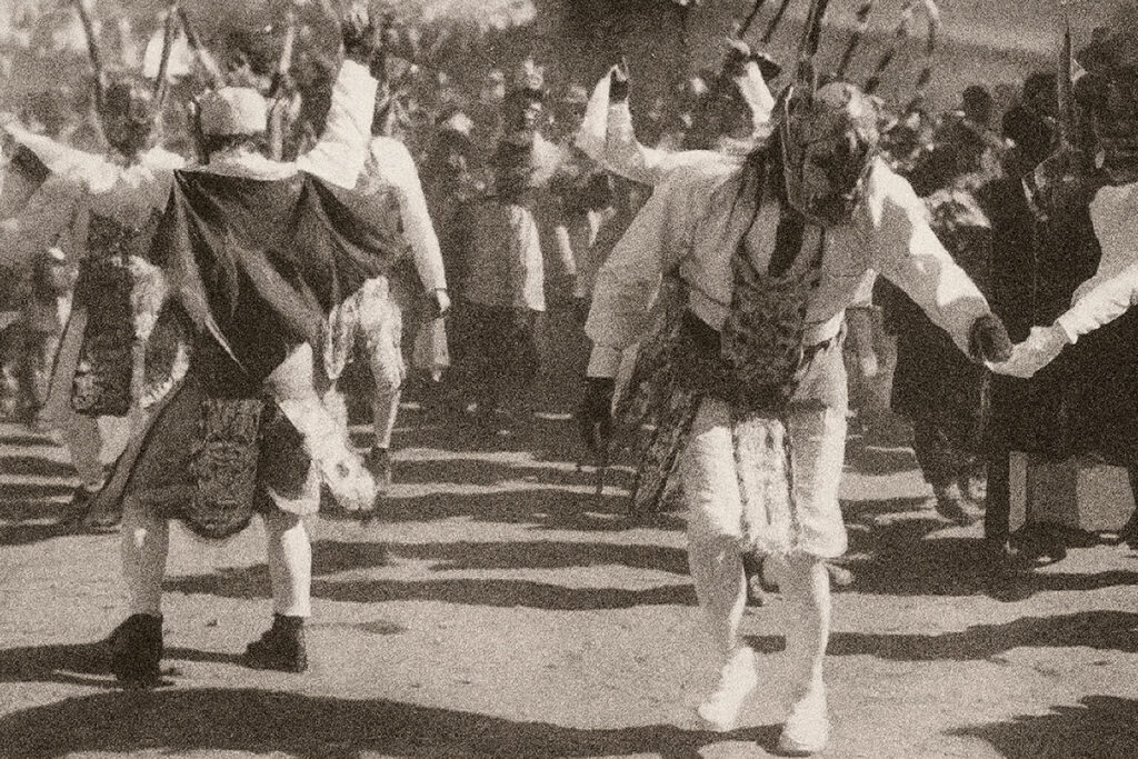 Danzantes de la diablada puneña en una fotografía histórica durante la Festividad de la Virgen de la Candelaria en Puno