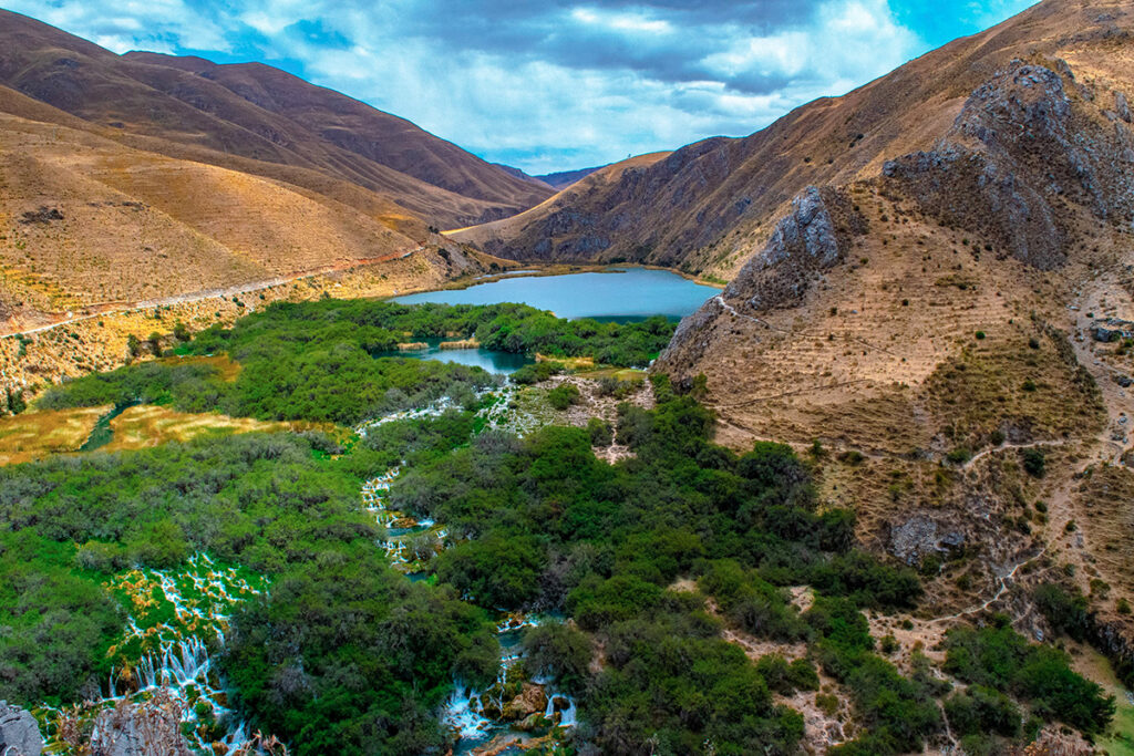 Vista del valle de Huancaya con lagunas escalonadas, terrazas naturales y caídas de agua entre laderas altas de la sierra central