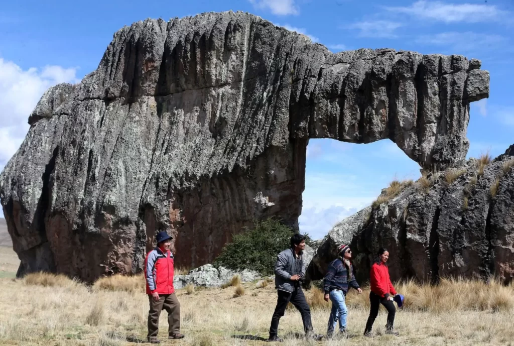 Grupo de caminantes en el bosque de piedras de Huayllay, Pasco