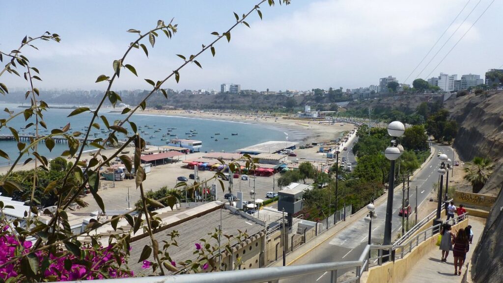 Vista del Malecón de Chorrillos con la bahía, el muelle y los acantilados del litoral limeño
