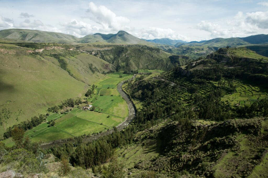 Panorámica de los valles y laderas de Chumbivilcas, con el río y áreas agrícolas integradas al paisaje altoandino