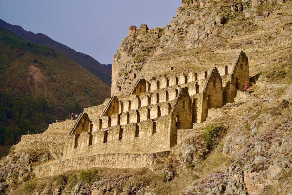 Vista de los depósitos incas de Pinkuylluna frente a las terrazas de Ollantaytambo en el Valle Sagrado del Cusco