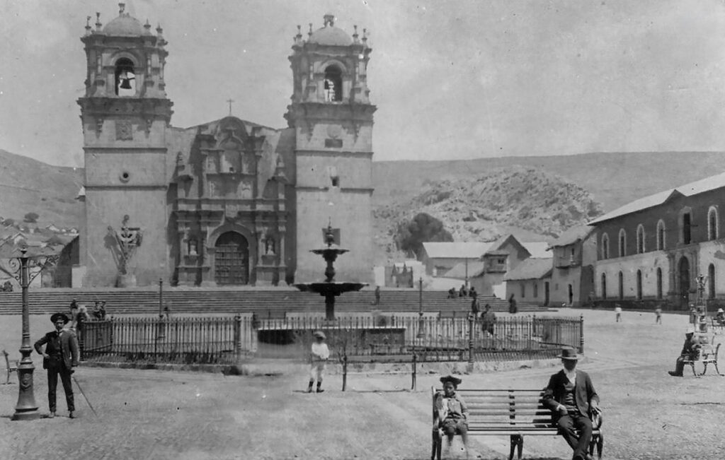 Fachada principal de la Catedral de Puno en una fotografía antigua, con vista a la Plaza Mayor y transeúntes del altiplano