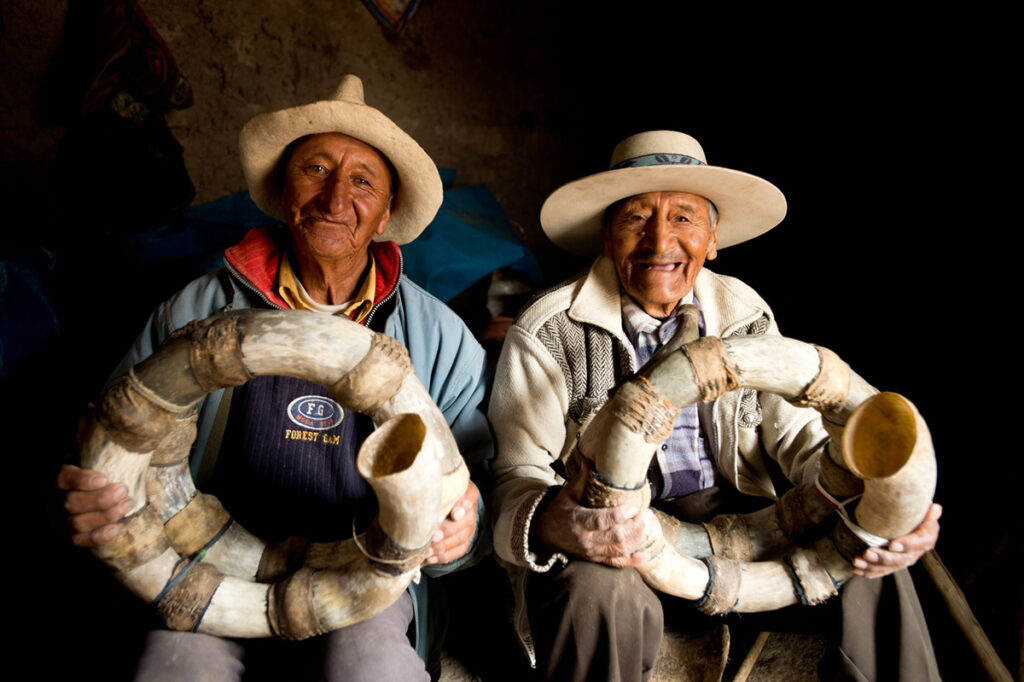 Retrato de dos Qorilazos de Chumbivilcas con sombrero y elementos tradicionales de trabajo ecuestre