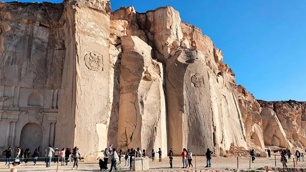 Turists  en la ruta del sillar arequipa a pleno sol del día