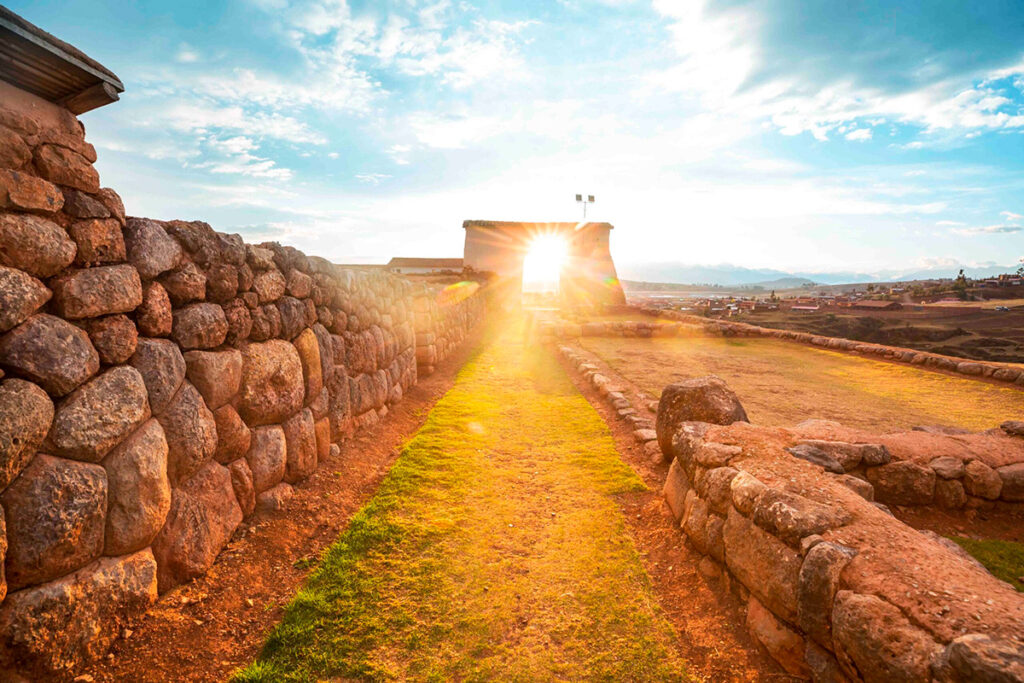 Rayos del sol atravesando muros incas durante la hora dorada en el Valle Sagrado del Cusco, ideal para fotografía de paisaje