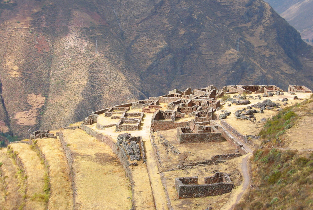 Vista panorámica del complejo arqueológico de Pisac con sus terrazas incas descendiendo hacia el río Vilcanota en el Valle Sagrado del Cusco