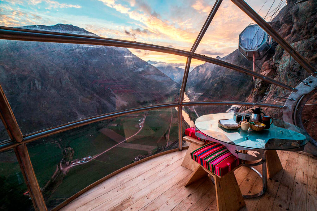 Interior de una cápsula del Skylodge con vista panorámica al Valle Sagrado al amanecer