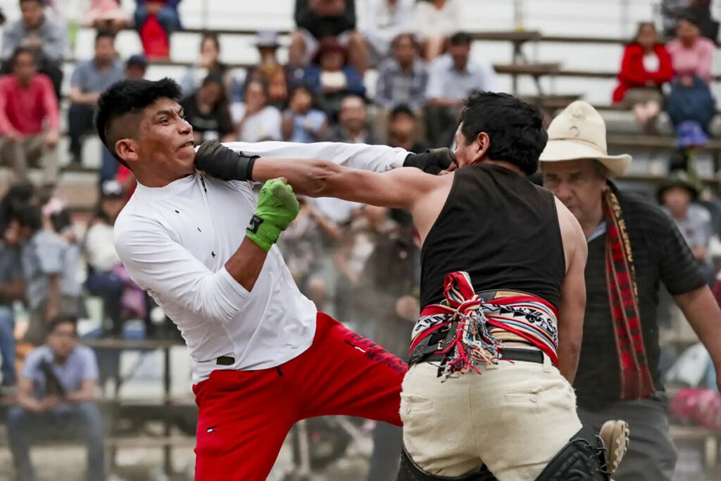 Combate ritual del Takanakuy en Santo Tomás, con dos participantes enfrentándose en un encuentro supervisado por la comunidad