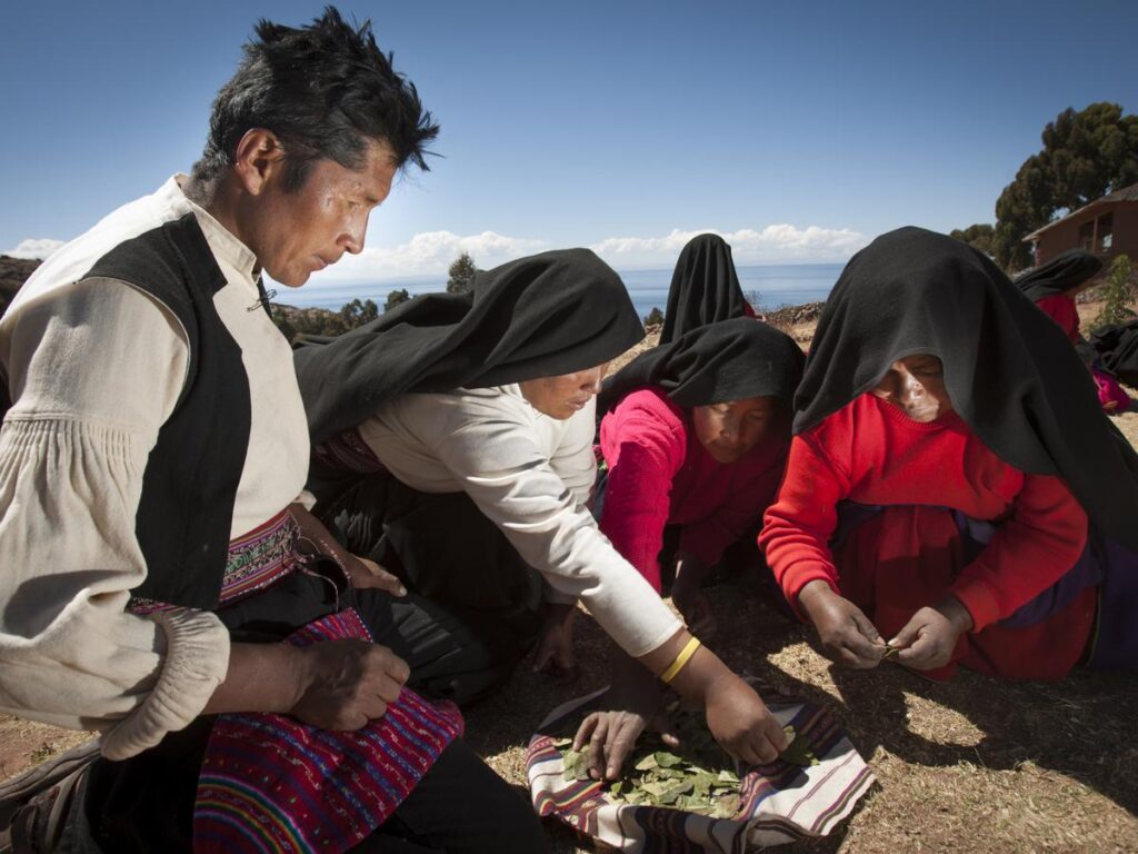 Comuneros andinos participando en una actividad colectiva que refleja la vigencia del pensamiento económico comunitario en los Andes