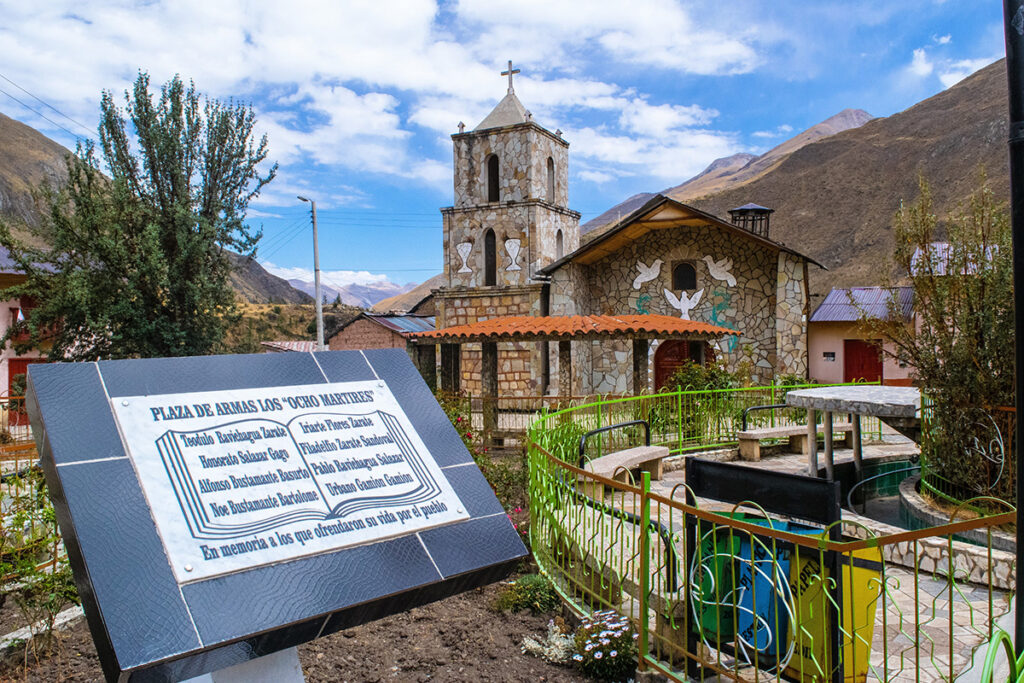 Plaza de Armas de Vilca con su iglesia de piedra y monumento a los “Ocho Mártires”, en la sierra de Yauyos