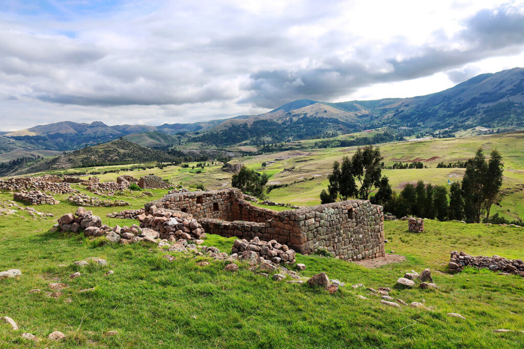 Vista panorámica del complejo arqueológico de Wamanmarka en Chumbivilcas, con estructuras de piedra y paisaje altoandino al fondo