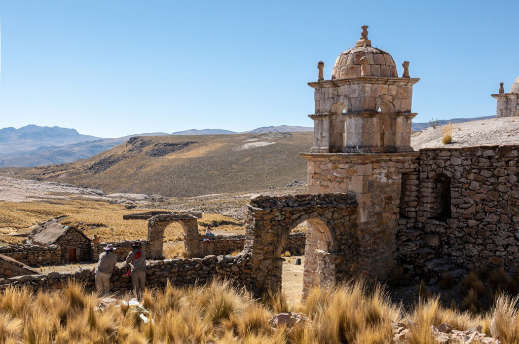 Arquitectura de piedra y paisaje altoandino en Callalli, distrito de la provincia de Caylloma, Arequipa
