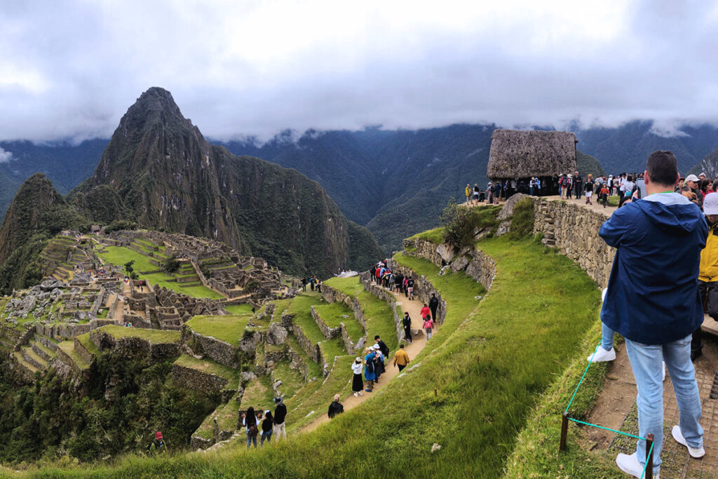 Visitantes recorriendo Machu Picchu durante temporada alta, siguiendo un circuito delimitado dentro del santuario arqueológico