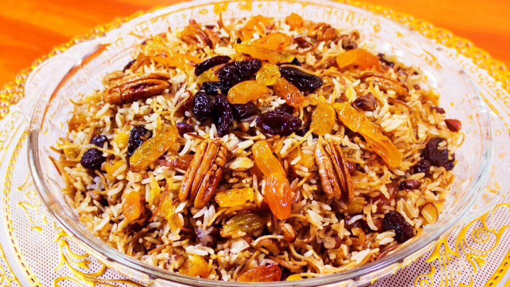 Arroz árabe servido como acompañamiento tradicional en la mesa navideña peruana