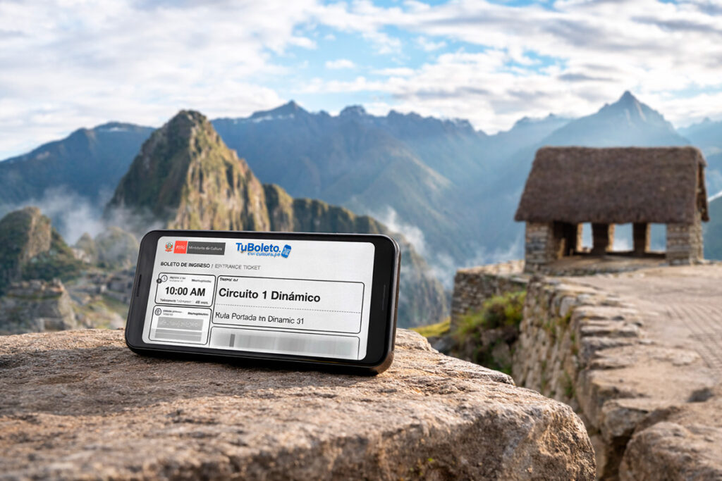 Entrada digital a Machu Picchu mostrando un circuito específico, con vista de la ciudadela y las montañas que rodean el santuario arqueológico