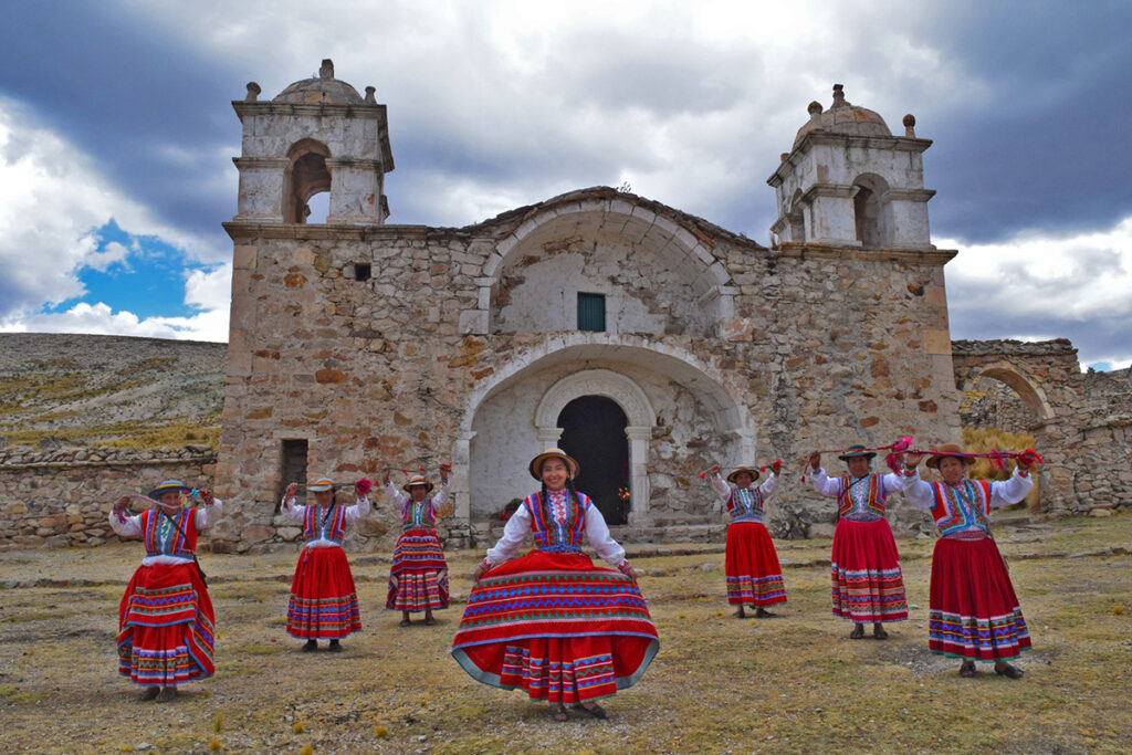 Danza tradicional frente a la iglesia de Callalli, expresión de la vida comunal altoandina en Caylloma