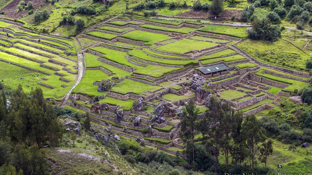 Vista aérea de las terrazas, canales y recintos del sitio arqueológico Inkilltambo en Cusco