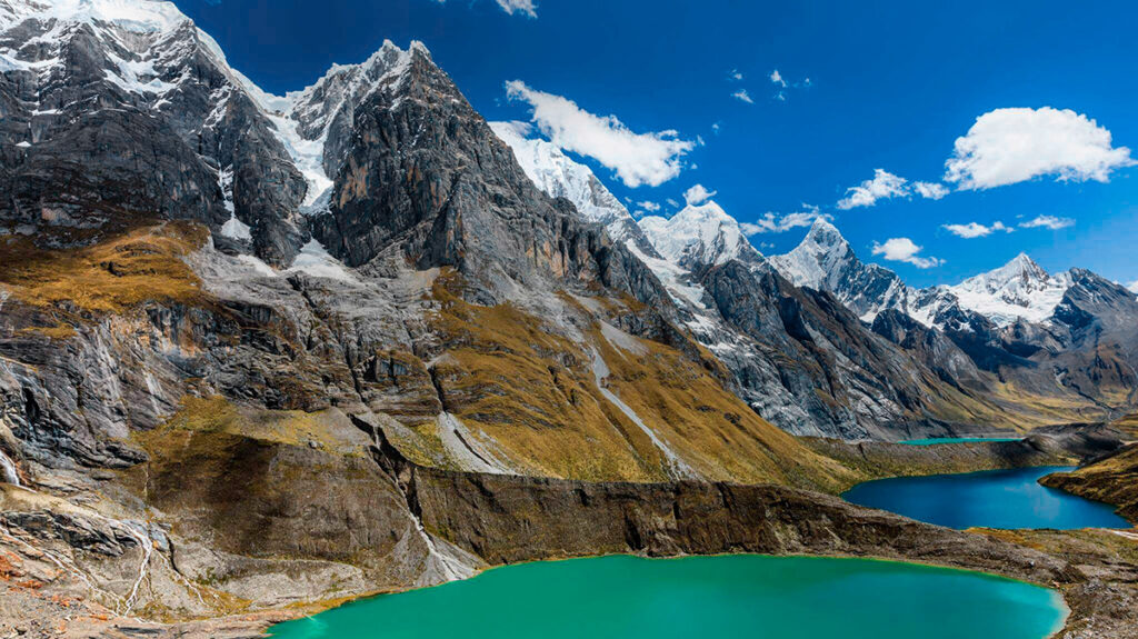 Lagunas altoandinas de la Cordillera Huayhuash con aguas turquesas y cumbres nevadas elevándose detrás del valle