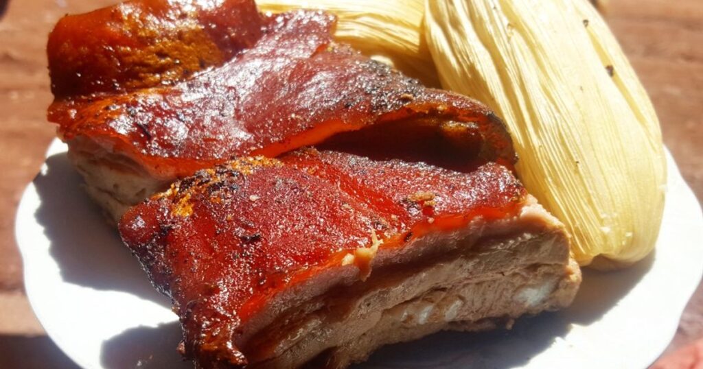 Lechón al horno servido en porciones como alternativa tradicional en la cena de Navidad en Perú
