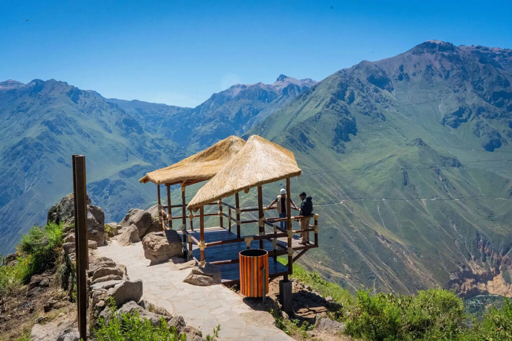 Mirador de Apacheta con techo de paja sobre un acantilado del Cañón del Colca, con vistas amplias del valle