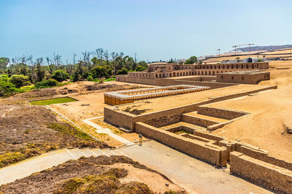 Santuario arqueológico de Pachacámac con templos y plazas ceremoniales en la costa central del Perú