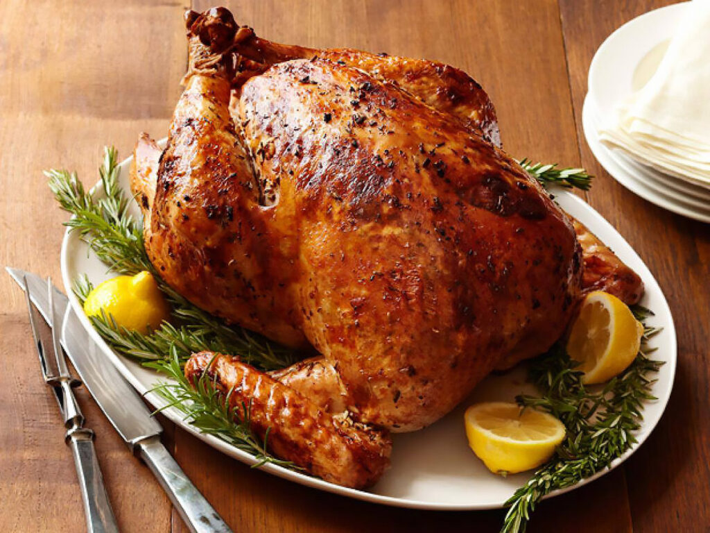 Pavo al horno servido como plato central de la cena de Nochebuena en una mesa navideña peruana