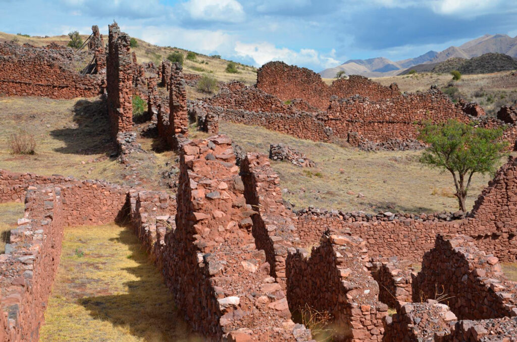 Muros y recintos rectangulares de Pikillaqta, centro urbano wari del Horizonte Medio en el Valle Sur de Cusco