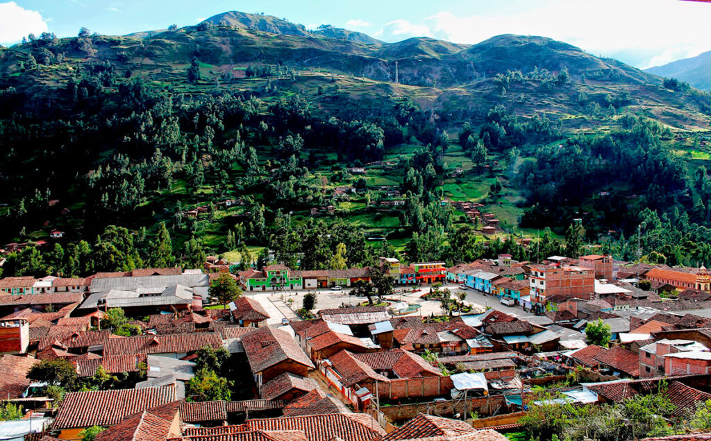 Vista urbana de Pomabamba rodeada de valles interandinos y áreas agrícolas en la región Áncash