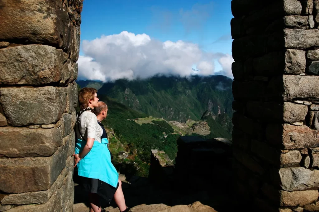 Visitantes observando el paisaje desde la Puerta del Sol en Machu Picchu, uno de los accesos con recorridos más largos dentro del santuario