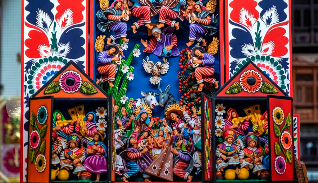 Retablo navideño ayacuchano con la escena del nacimiento del Niño Jesús, elaborado a mano con figuras policromadas y detalles de tradición local