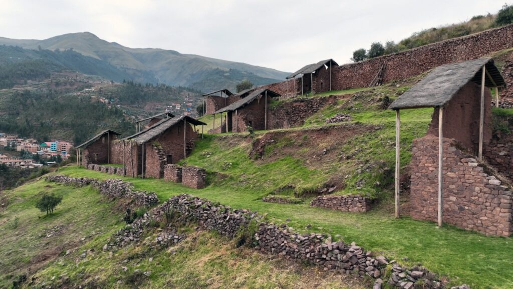 Conjunto de kallankas y terrazas del sitio arqueológico Sillkinchani en una ladera del Cusco