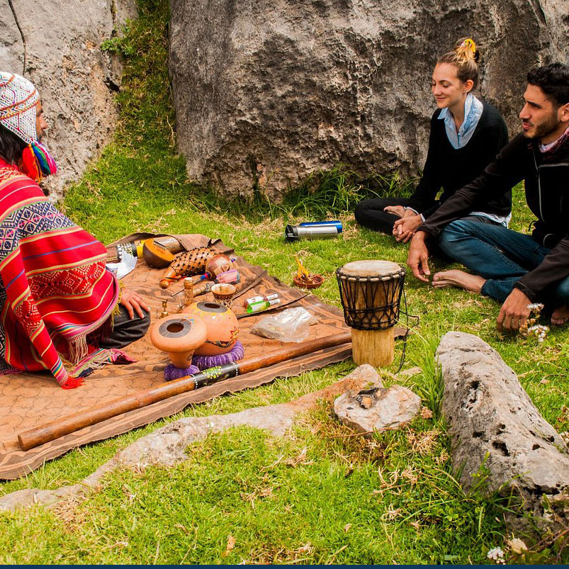 Chamán andino con pareja de turistas. Ritual de sanación y renovación espiritual en Cusco